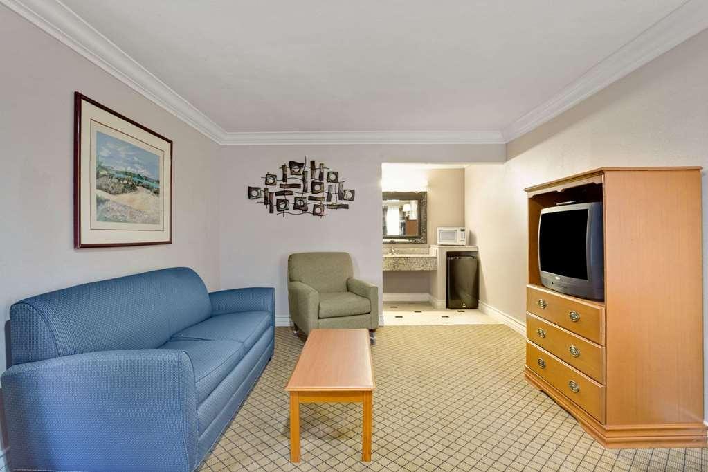 Hotel Baymont By Wyndham College Park Airport South 3*