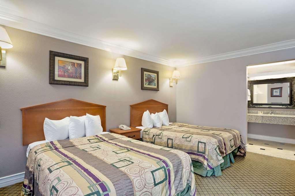 Hotel Baymont By Wyndham College Park Airport South