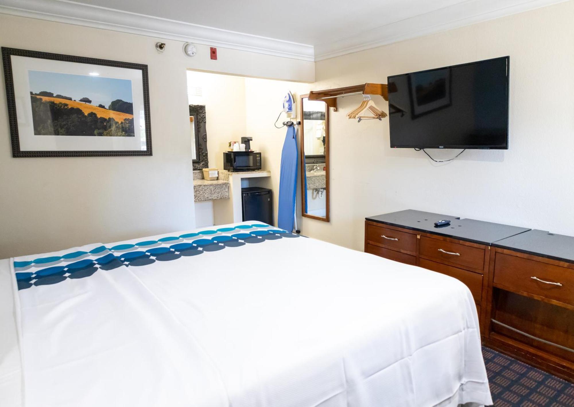 Hotel Baymont By Wyndham College Park Airport South 3*