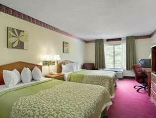 Hotel Baymont By Wyndham Atlanta Airport South College Park